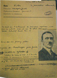 La découverte d’une fiche de police de 1924 réactive le mythe des origines juives de Hitler
