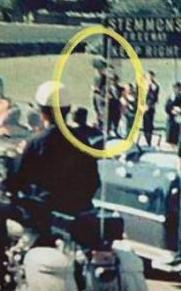 L’homme au parapluie noir trop près de John F. Kennedy