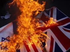 Saccage de l'ambassade britannique à Téhéran : le régime tente de faire porter le chapeau aux Anglais
