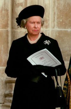 Elizabeth II a tout de suite pensé à la thèse du complot en apprenant l’accident de Lady Di