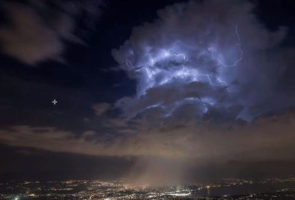Non, la photo de ce nuage à Genève ne montre pas un portail interdimensionnel
