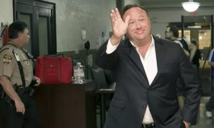 Inviter des théoriciens du complot à la télévision, c’est leur rendre service