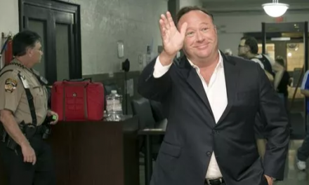 Inviter des théoriciens du complot à la télévision, c’est leur rendre service