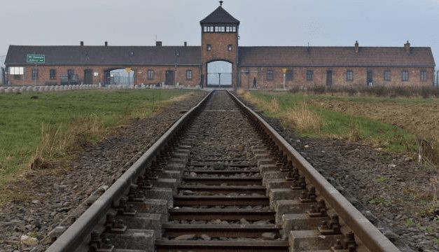 Pourquoi prive-t-on des élus FN de déplacement à Auschwitz ?