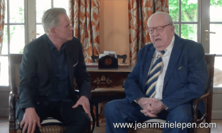 Libération des otages ? Un « coup de com’ » selon Jean-Marie Le Pen