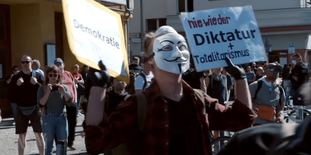 „Hygiene-Demo“: Deutsche Anti-Lockdownbewegung vermischt Neofaschisten und Verschwörungstheoretiker