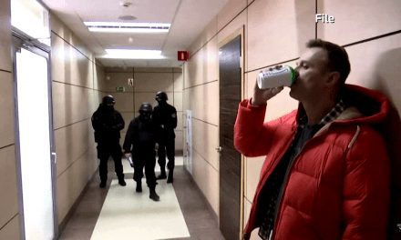 Navalny : de la crise d’hypoglycémie au complot étranger, la propagande russe tous azimuts