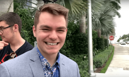 Nick Fuentes, ce podcasteur d&rsquo;extrême droite qui accuse Israël d&rsquo;avoir « conspiré » contre Trump